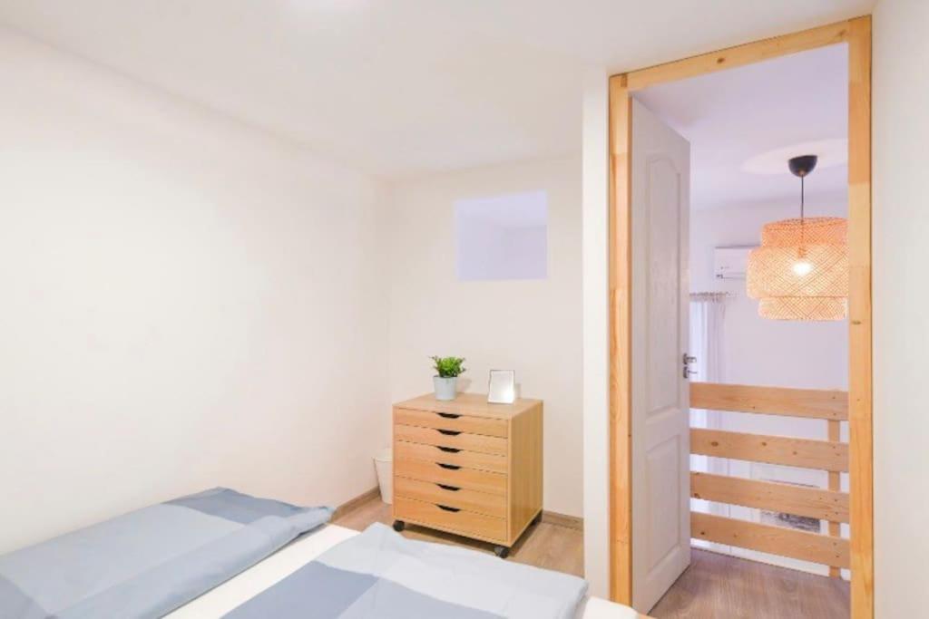 2 Bedroom Flat In Nyar Str., Boutique Budapest Bagian luar foto