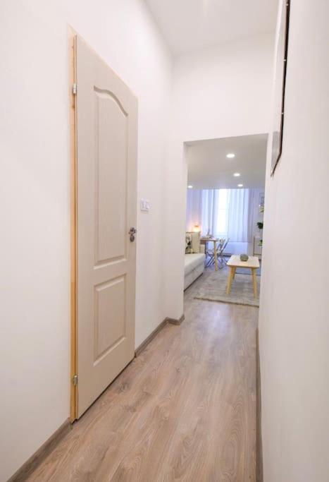 2 Bedroom Flat In Nyar Str., Boutique Budapest Bagian luar foto